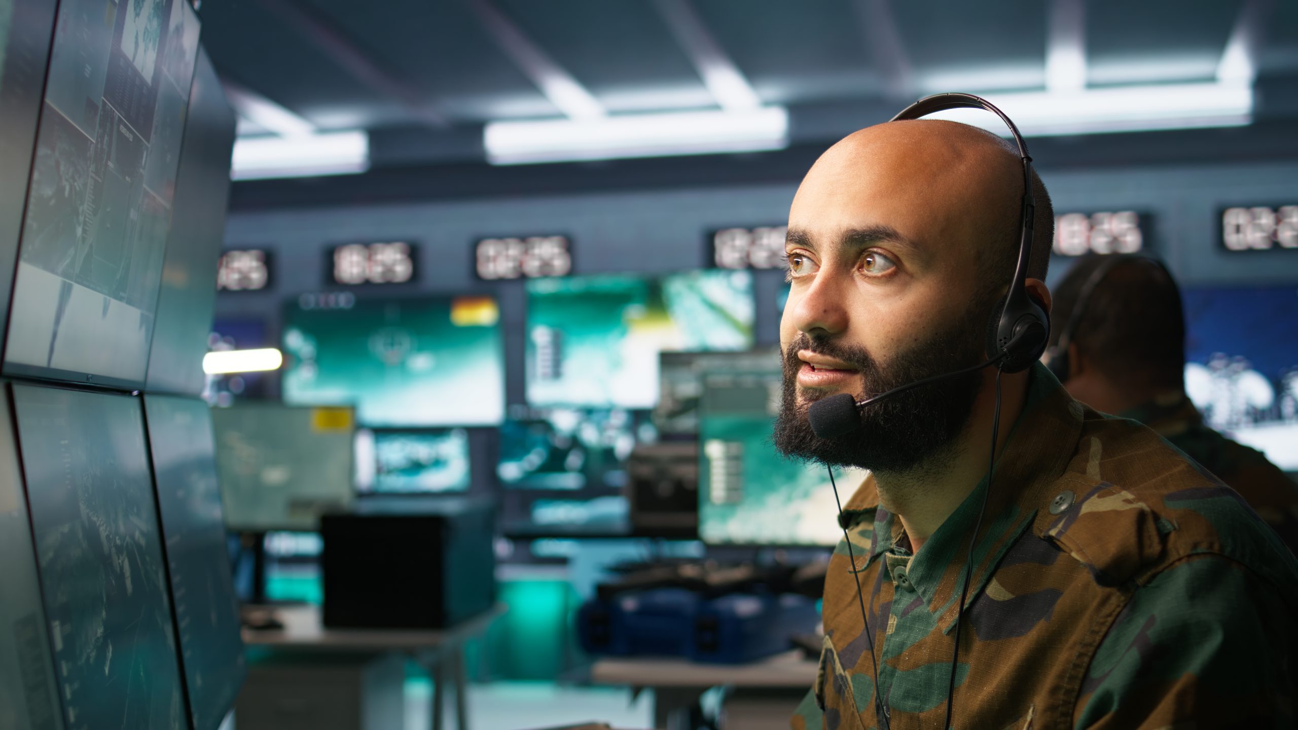 Opérateur radio avec casque micro transmettant un message en épelant avec l'alphabet militaire