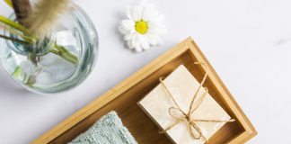 Coffret de soins corps et bain presente dans une boite avec savon et serviette