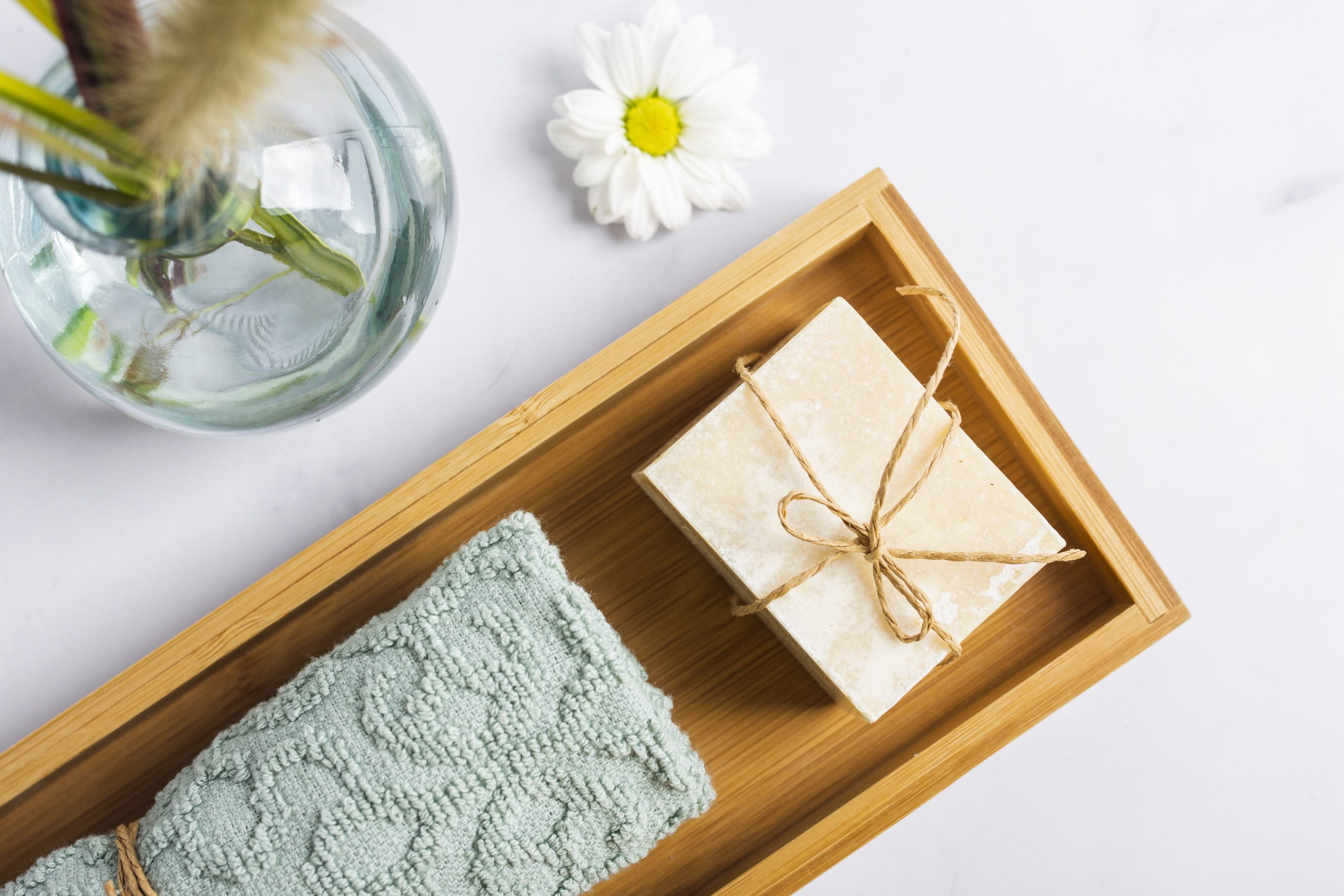 Coffret de soins corps et bain presente dans une boite avec savon et serviette