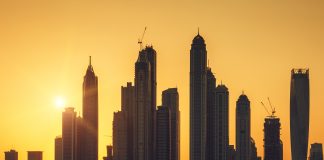 Lever du soleil sur les gratte-ciel de Dubai, illustrant le decalage horaire avec la France