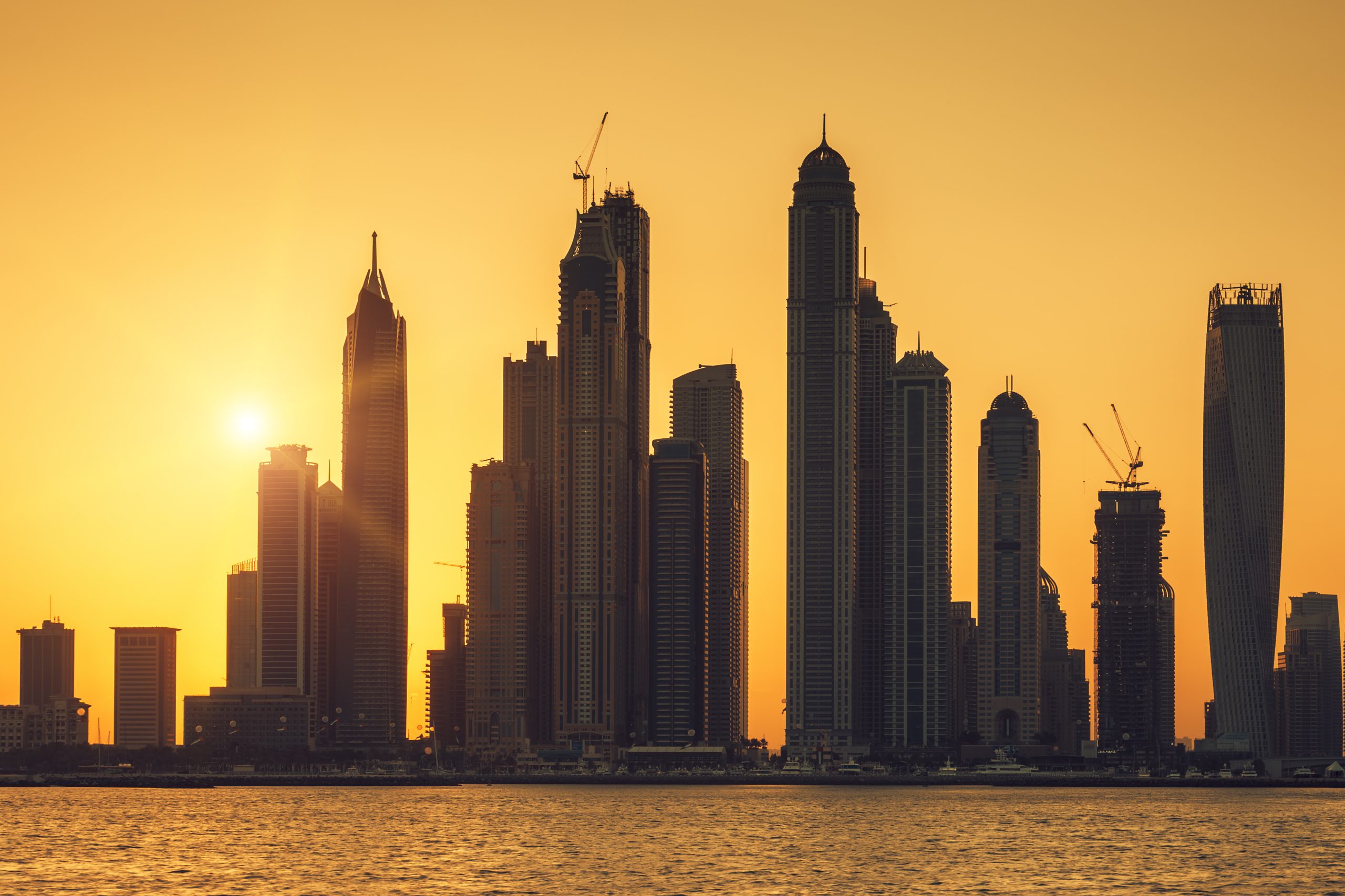 Lever du soleil sur les gratte-ciel de Dubai, illustrant le decalage horaire avec la France