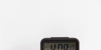 Cadran d'horloge digitale affichant l'heure en chiffres lumineux