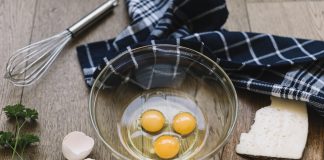 Jaune d'oeuf battu au fouet pour monter une mayonnaise maison