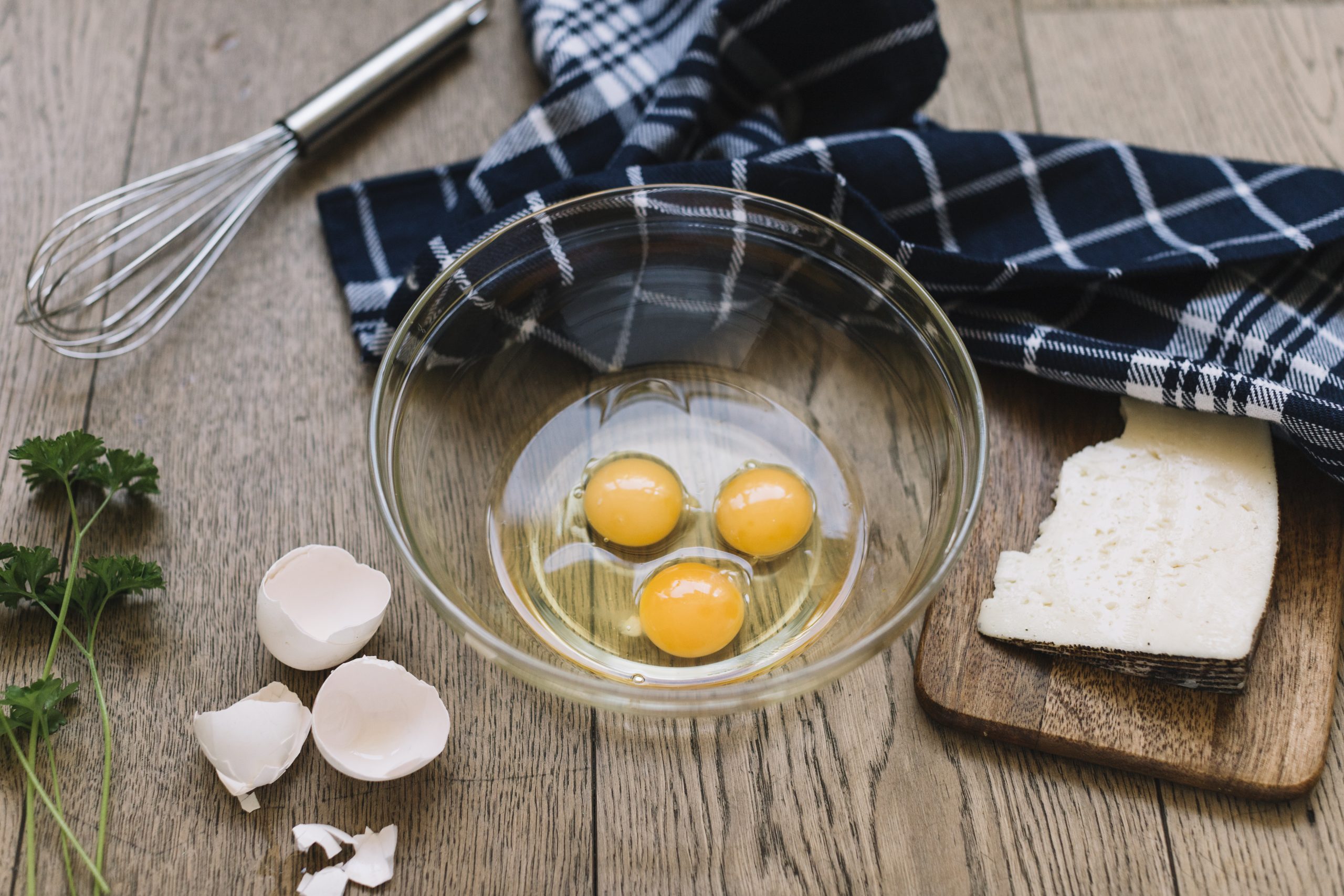 Jaune d'oeuf battu au fouet pour monter une mayonnaise maison