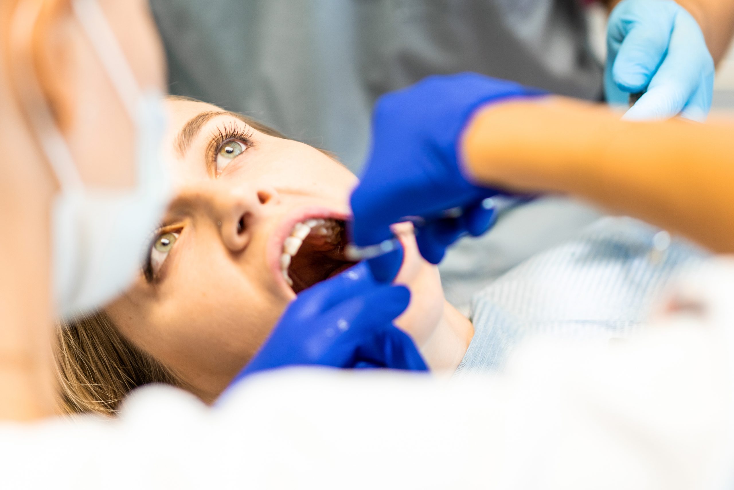 Dentiste soignant une molaire d'un patient au cabinet dentaire
