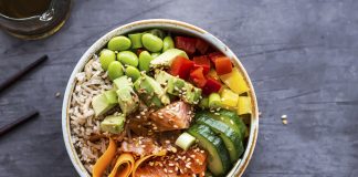 Poke bowl au saumon, riz, avocat et graines de sésame
