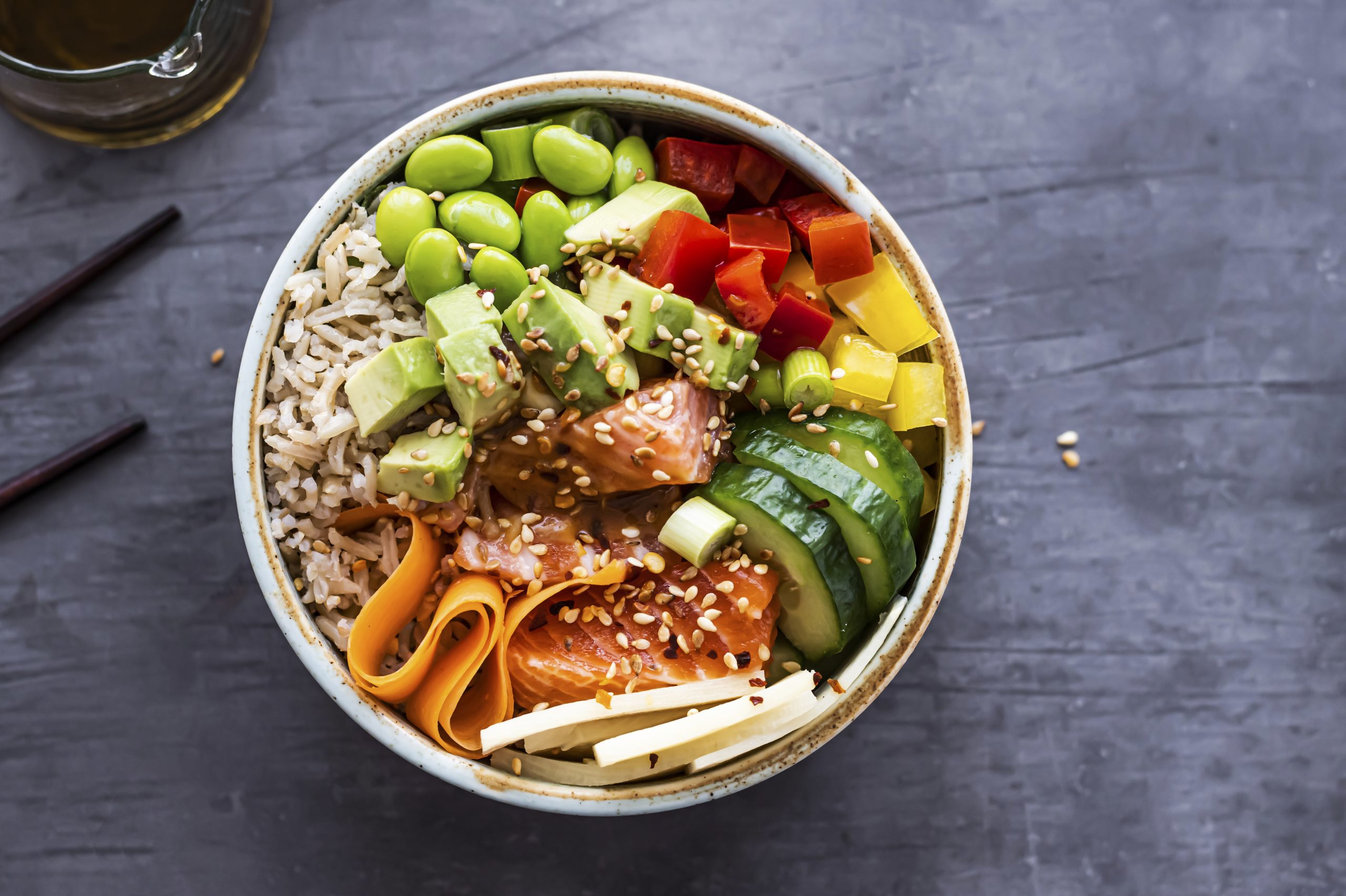Poke bowl au saumon, riz, avocat et graines de sésame