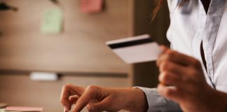Femme vérifiant un prélèvement bancaire inconnu sur son compte en ligne depuis une tablette
