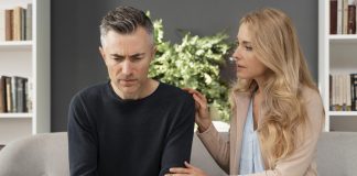 Une femme ecoute avec attention un homme assis face a elle lors d une conversation de soutien