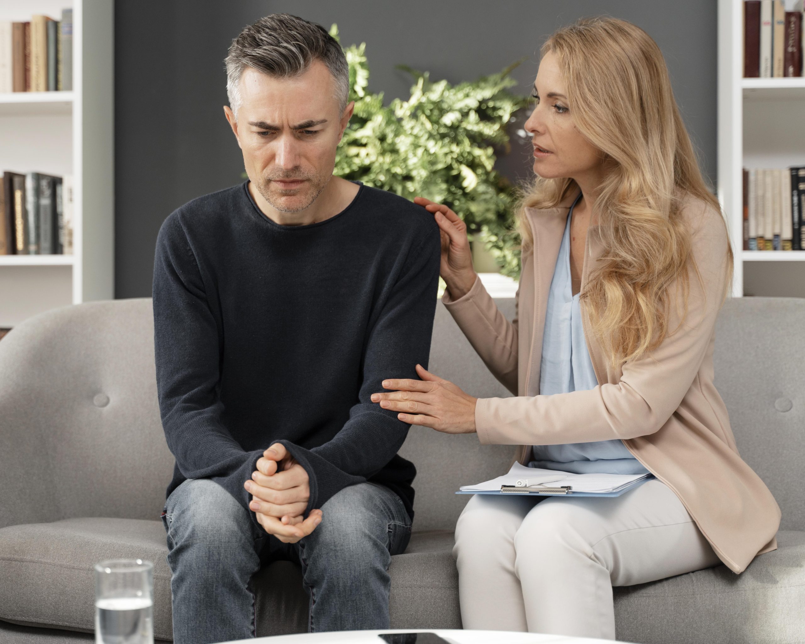 Une femme ecoute avec attention un homme assis face a elle lors d une conversation de soutien