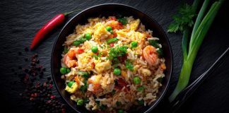 Riz cantonais sauté aux légumes et crevettes dans un bol