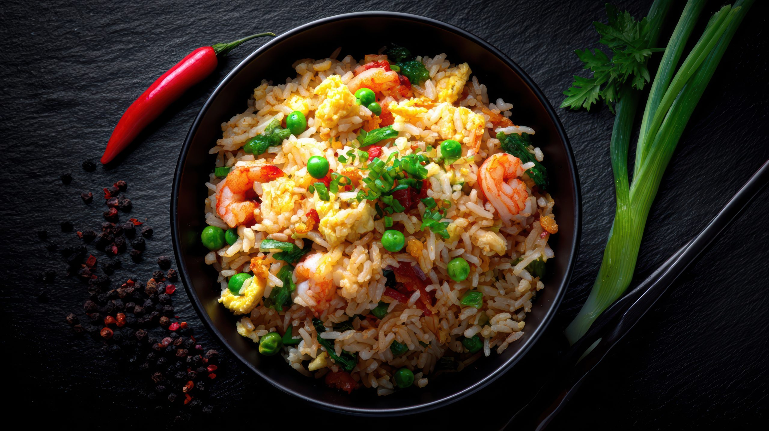 Riz cantonais sauté aux légumes et crevettes dans un bol